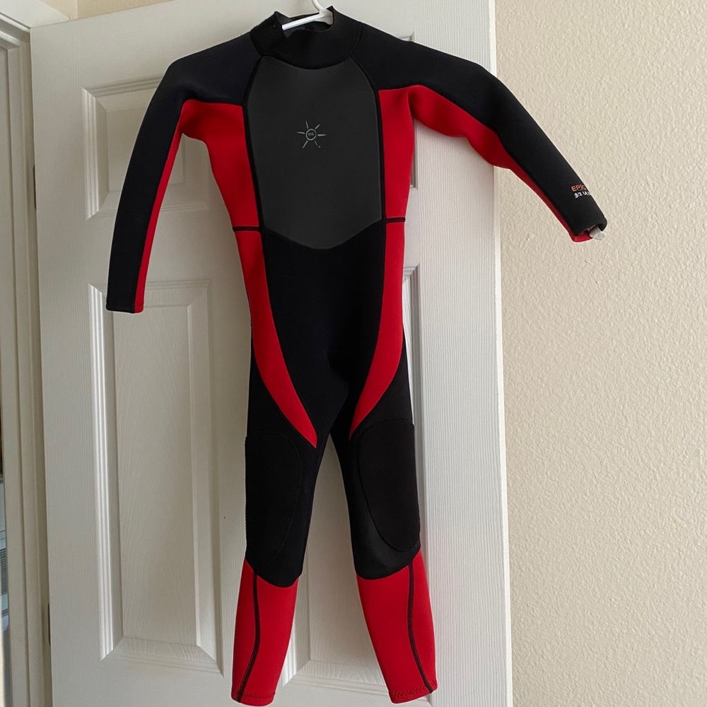 Kids 5/6 Wetsuit. Good Used Condition.